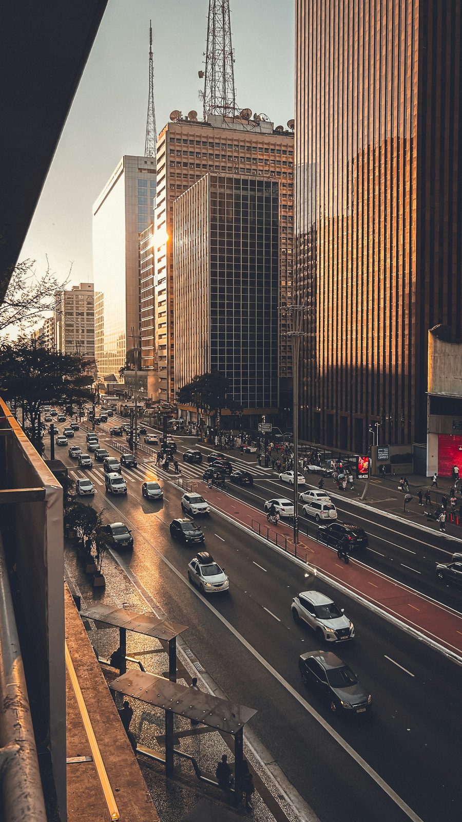 Vista da Avenida Paulista no fim da tarde, com edifícios icônicos do centro financeiro de São Paulo